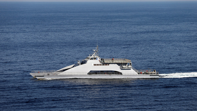 Tàu cao tốc của quân đội Iran. Ảnh: Reuters