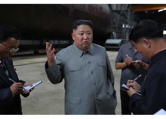 Chủ tịch Triều Tiên Kim Jong-un thị sát quá trình đóng tàu ngầm mới. Ảnh: KCNA