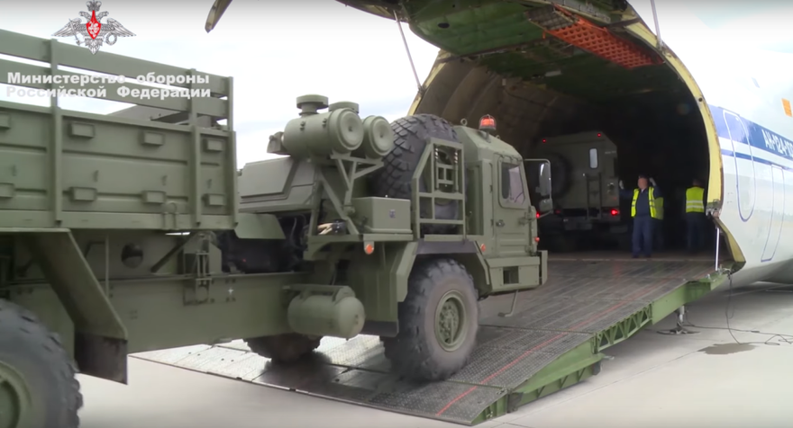 Linh kiện S-400 được đưa lên máy bay để vận chuyển đến Thổ Nhĩ Kỳ. Ảnh: Bộ Quốc phòng Nga