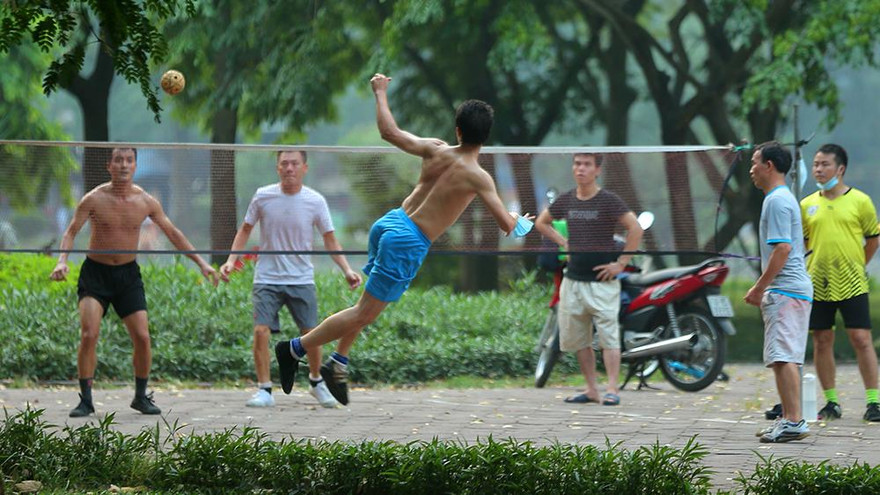 Bất chấp lệnh cấm, hàng trăm người 'phá rào' tụ tập quanh hồ Đền Lừ hóng mát, tập thể dục