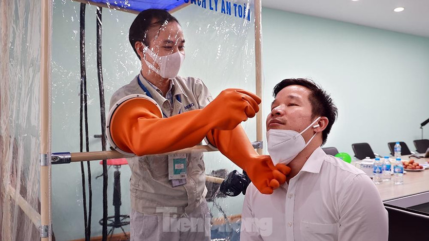 Chỉ mất 15 phút lắp ráp, 'buồng lấy mẫu cách ly an toàn' đã sẵn sàng xét nghiệm 