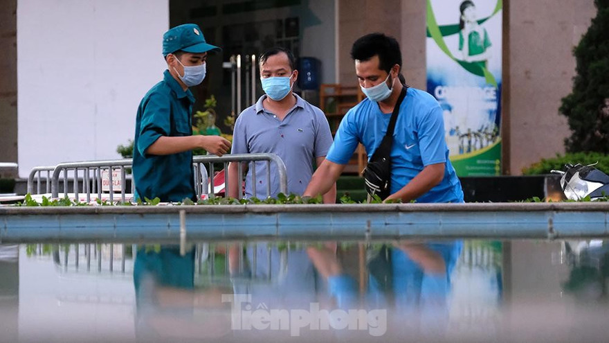 Hình ảnh phong tỏa chung cư ở quận Long Biên vì ca COVID-19