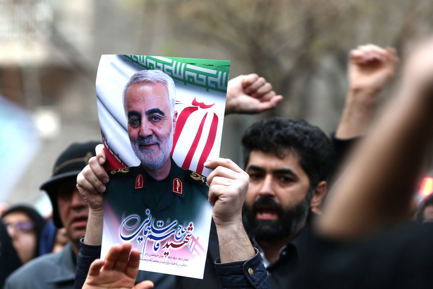 Người dân Iran biểu tình bày tỏ lòng thương tiếc với Tư lệnh Qassem Soleimani. Ảnh: Reuters
