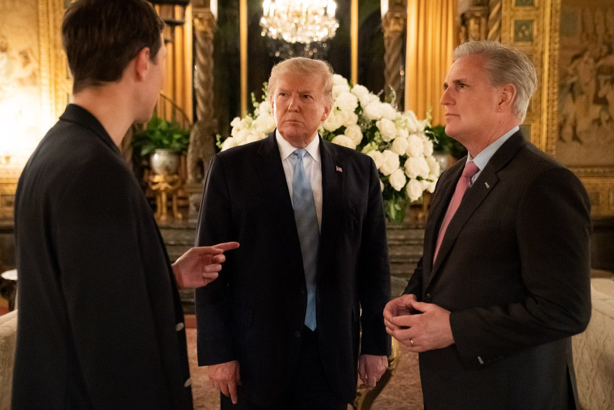 Ông Trump dùng tiệc tối khi ở Iraq, quân đội Mỹ đang triển khai chiến dịch tiêu diệt Soleimani. Ảnh: Twitter