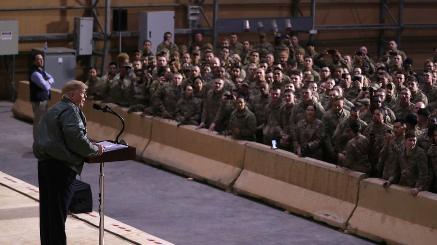 Tổng thống Mỹ Donald Trump phát biểu trong chuyến thăm bất ngờ đến căn cứ al-Asad. Ảnh: Reuters