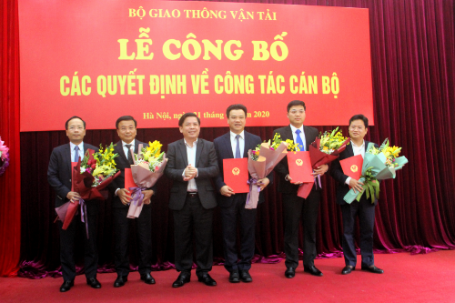 Bộ trưởng Nguyễn Văn Thể trao quyết định và chúc mừng các cán bộ được điều động, bổ nhiệm.