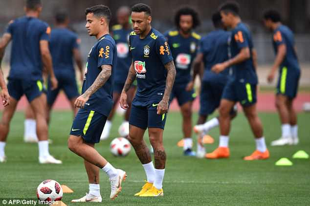 Dàn sao Brazil đưa con tới sân tập trước trận sinh tử với Bỉ