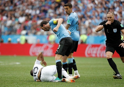 Tin nhanh World Cup: Sao trẻ Mbappe bị tố học Neymar thói “ăn vạ“
