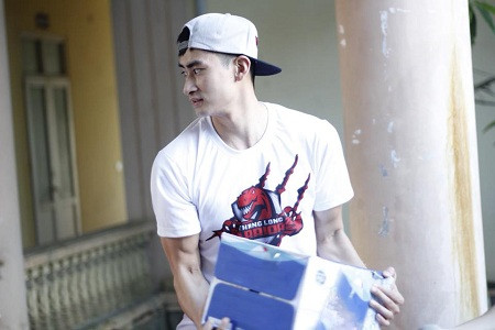 Ryan Lê trong một lần tham gia hoạt động xã hội cùng Thang Long Warriors