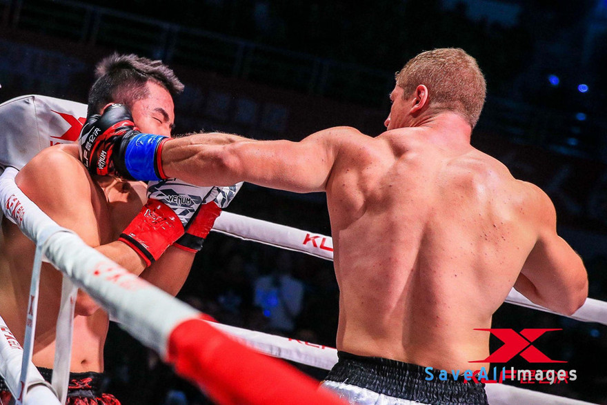 Võ sĩ Trung Quốc bị đánh tối tăm mặt mũi, ngã quỵ xuống sàn