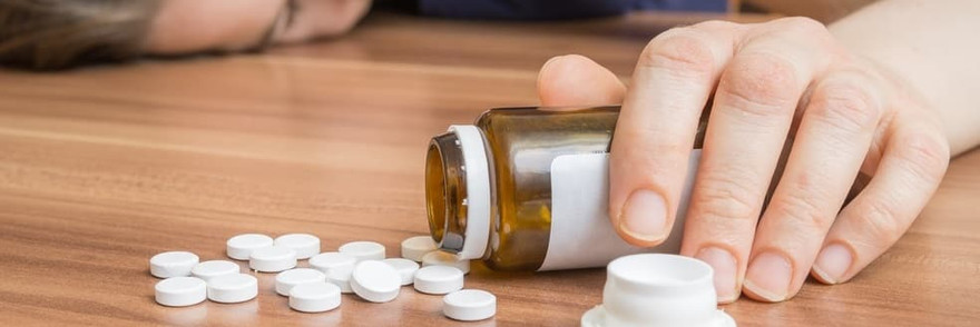 Dùng quá liều thuốc giảm đau chứa thuốc phiện dễ dẫn tới tử vong. Ảnh: Shuttlecock.