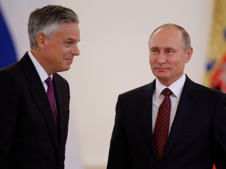  Đại sứ Mỹ Jon Huntsman (trái) và Tổng thống Nga Vladimir Putin. Ảnh: Business Insider.