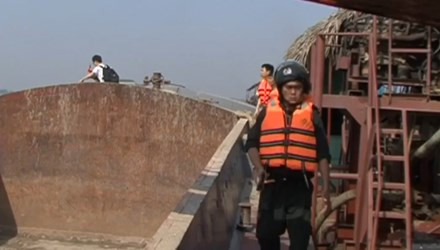 Lực lượng chức năng triệt phá cát tặc. Ảnh: MĐ