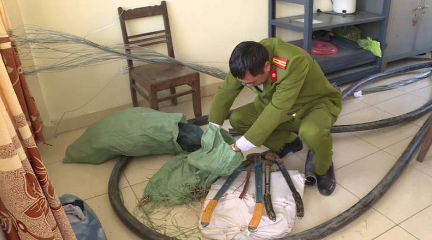 Cơ quan công an thu hồi tang vật vụ án.