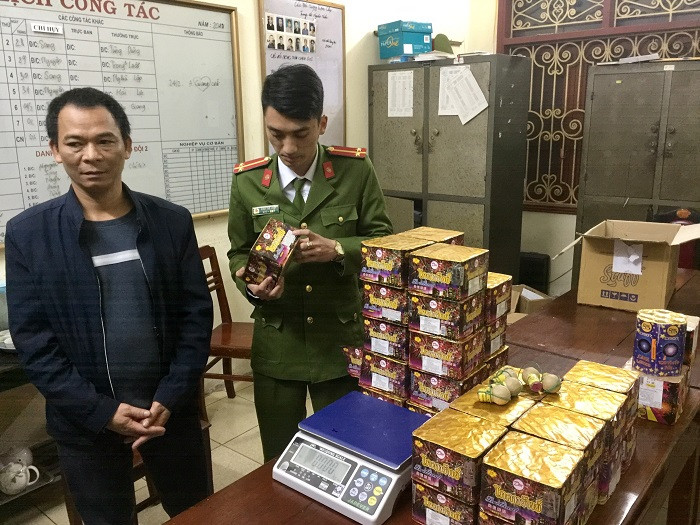 Cơ quan công an thu giữ tang vật tại hiện trường.