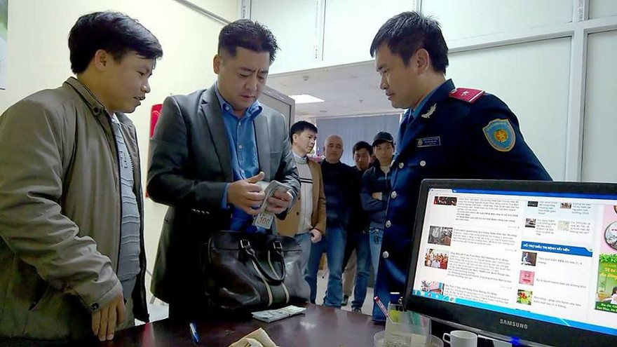 ông Park Saejin (giữa) nhận lại số tiền bỏ quên.