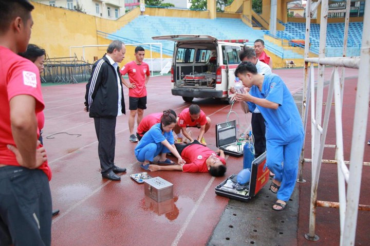 Kiểm tra thể lực, trọng tài ngất xỉu trên sân Hàng Đẫy