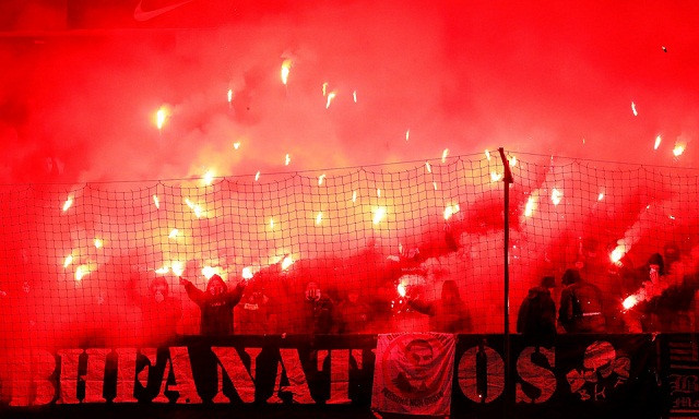 Một số CĐV quá khích đốt pháo sáng và tạo ra một cảnh tượng kinh hoàng ngay trên sân khách. 