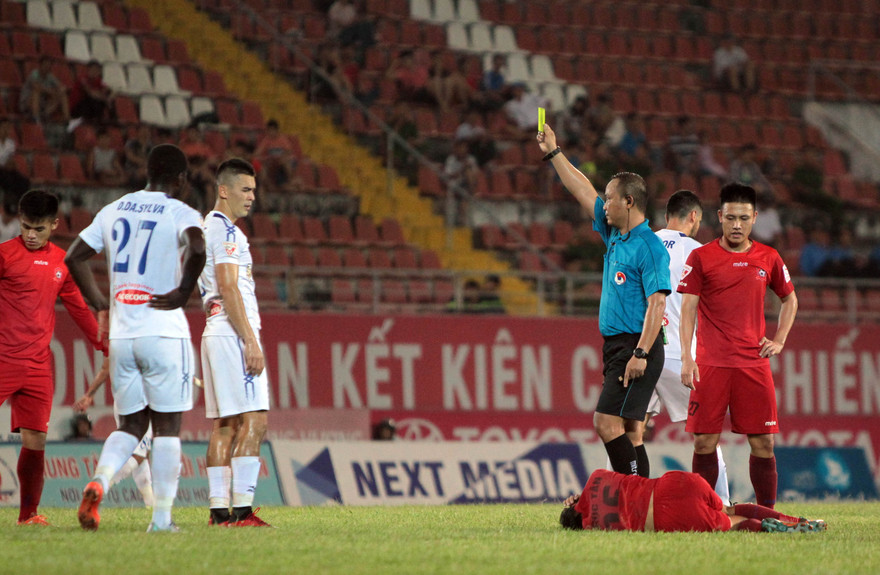 Công Vinh bị BTC V.League nhắc nhở vì 'vạ miệng'