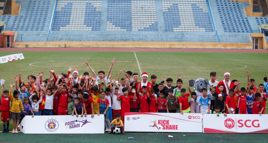 Duy Mạnh, Đức Huy hóa thân thành ông già Noel tặng quà các em nhỏ