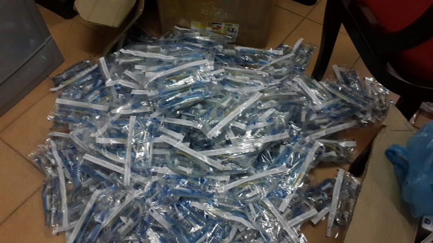 Số dụng cụ y tế không nguồn gốc. Ảnh: GT