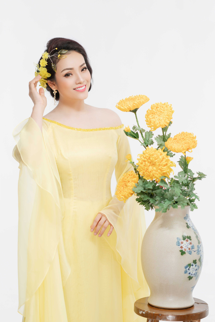 Tân Nhàn góp 100 triệu, kêu gọi ủng hộ máy xét nghiệm Covid-19 cho quê chồng