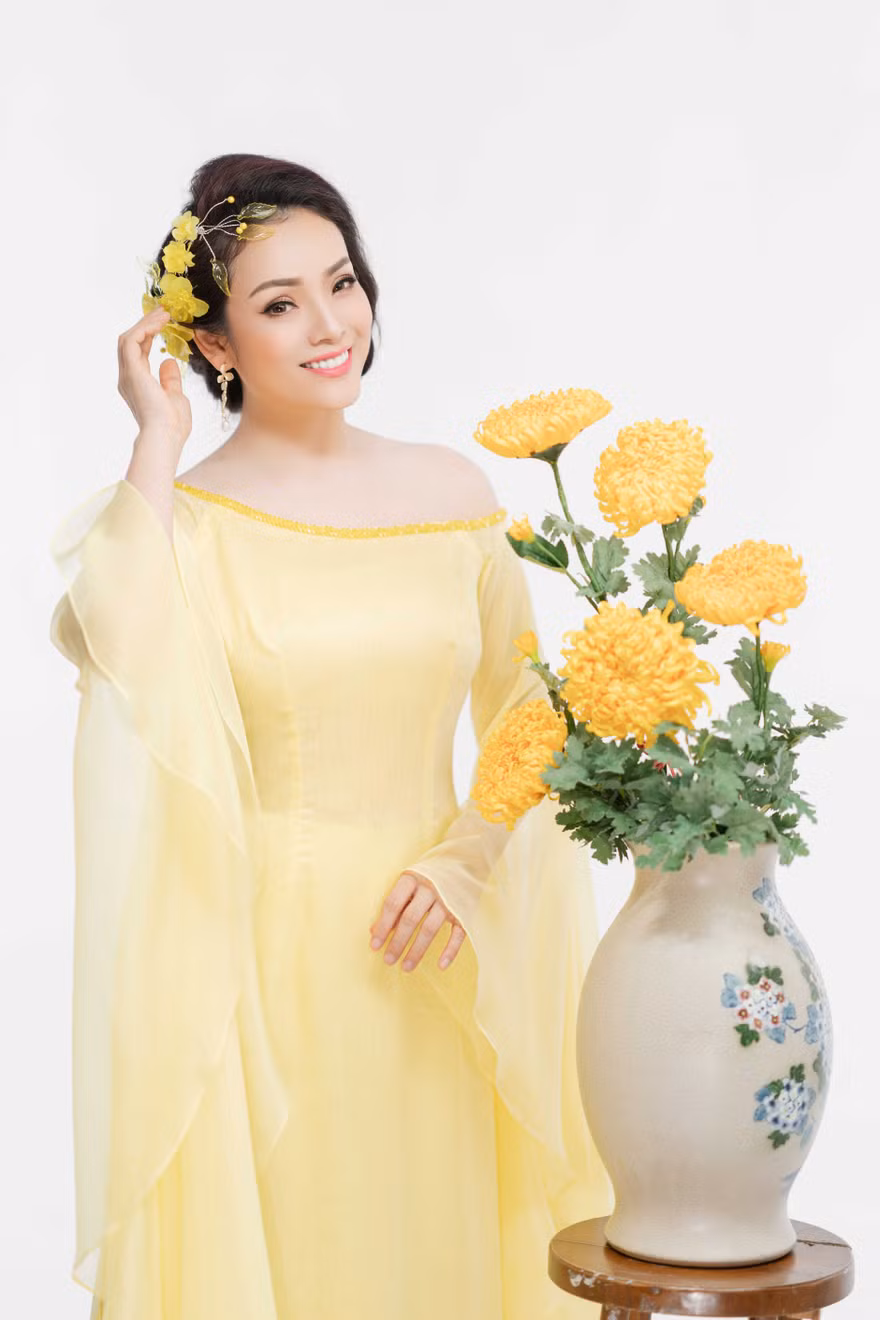 Tân Nhàn góp 100 triệu, kêu gọi ủng hộ máy xét nghiệm Covid-19 cho quê chồng