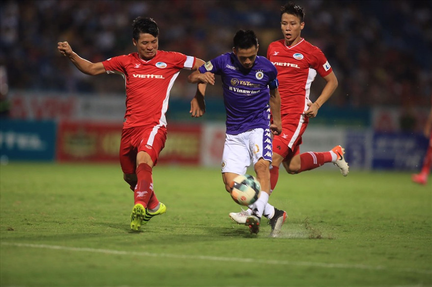 Bùi Tiến Dũng (trái) vắng mặt trong trận cầu đinh vòng 12 V-League. 