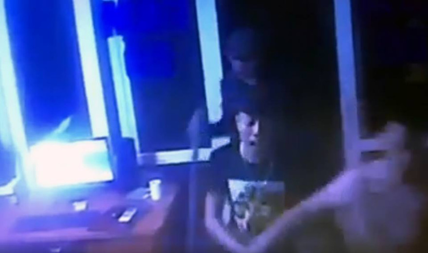 Nhóm côn đồ xông vào đập phá cửa hàng lúc rạng sáng