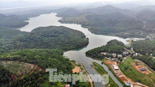 Nước sông Đà bị đầu độc bằng dầu thải.