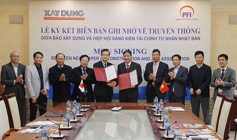 Lễ ký kết biên bản ghi nhớ giữa hai bên có sự chứng kiến của lãnh đạo các Cục, Vụ, Viện của Bộ Xây dựng.