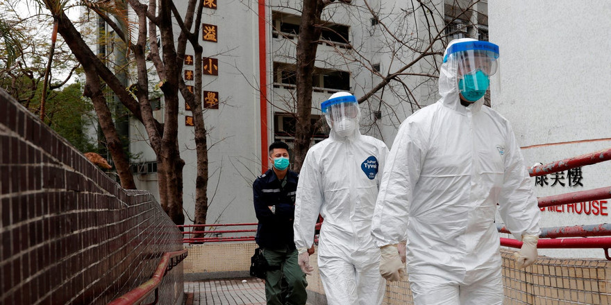 Nhân viên y tế ở chung cư Hong Mei (Hồng Kông, Trung Quốc). Ảnh: Reuters