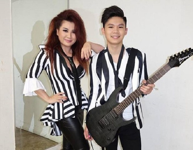 Beckam từng đềm đạn cho mẹ hát. Ảnh: FBNV.