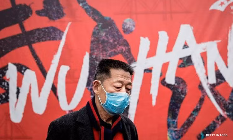 Trước khi được đặt tên chính thức, chủng virus corona mới thường được gọi là "virus viêm phổi Vũ Hán", tạo nên tâm lí kì thị nhằm vào người Trung Quốc. 