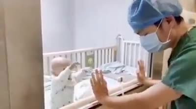 Người cha không giấu nổi nước mắt khi con trai giơ tay đòi bế. 