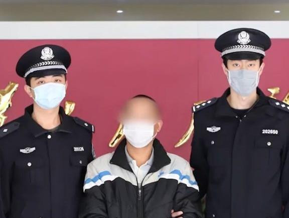 Tù nhân Zhang (đứng giữa). Ảnh chụp màn hình 