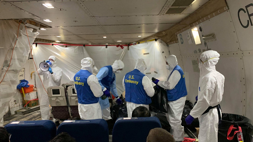 Bên trong chuyến bay sơ tán công dân về nước của Mỹ. Ảnh: Reuters