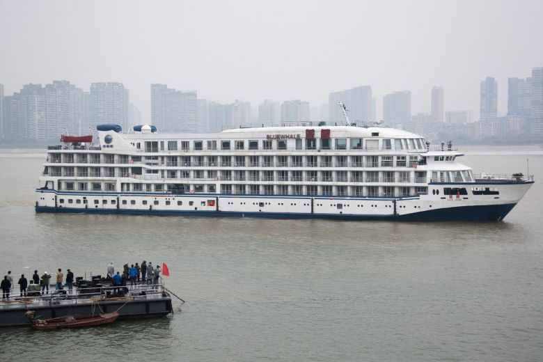 Du thuyền được điều đến Vũ Hán neo đậu trên sông Dương Tử. Ảnh: Reuters