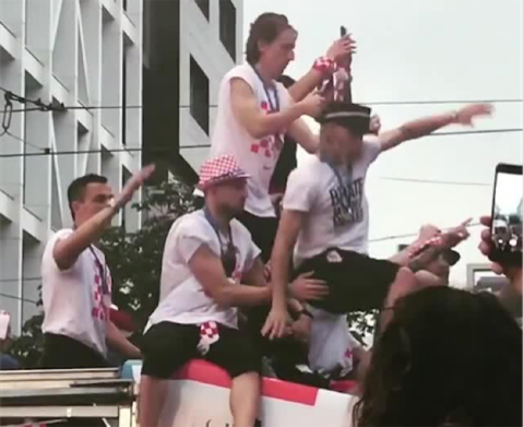 Khoảnh khắc Domagoj Vida suýt trượt ngã từ nóc xe buýt 