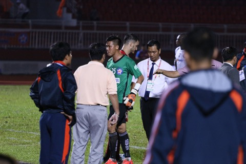 Thủ môn Lê Văn Hưng (áo xanh) bị truất quyền thi đấu ở trận gặp TP HCM.