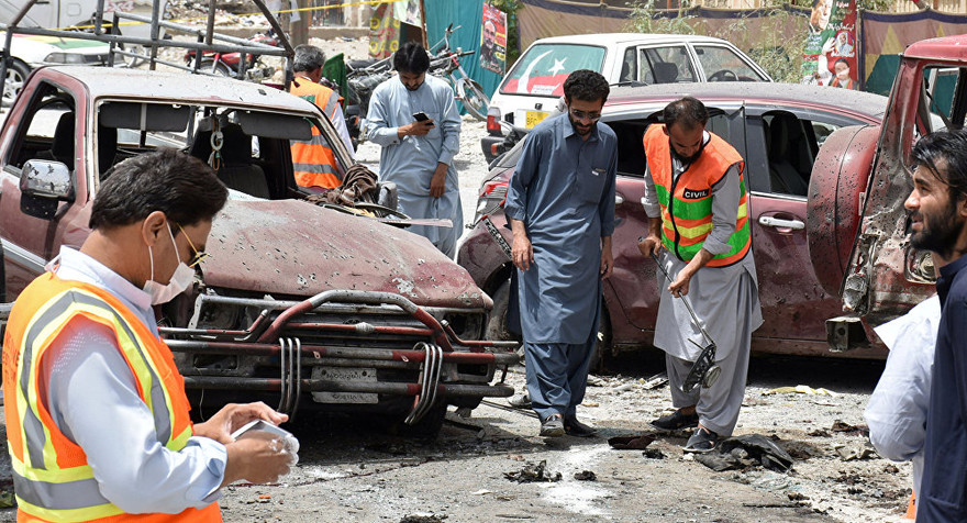 Cơ quan chức năng khám nghiệm hiện trường. Ảnh: Reuters