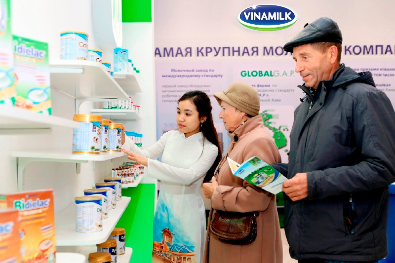 Sản phẩm Vinamilk được trưng bày tại hội chợ “Hàng Việt Nam chất lượng cao Mátxcơva 2015” tại Nga và đã chiếm được cảm tình của người tiêu dùng nơi đây.