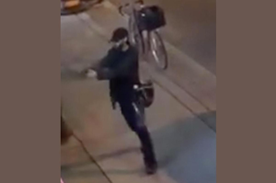 Nghi phạm Faisal Hussain. Ảnh cắt từ video