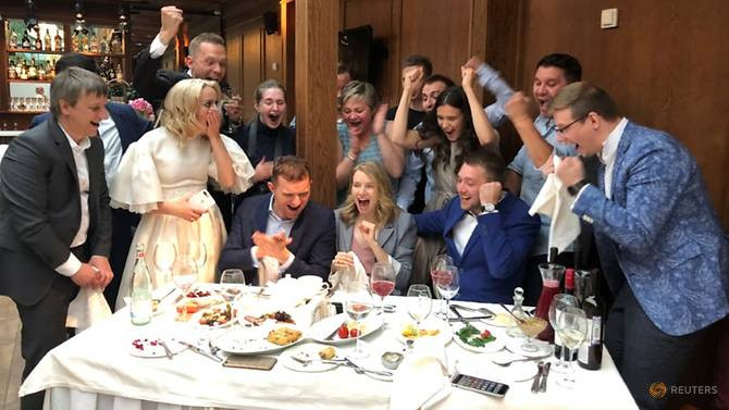 Cô dâu chú rể và các khách mời ăn mừng chiến thắng của đội tuyển Nga trước đội tuyển Tây Ban Nha. Ảnh: Reuters