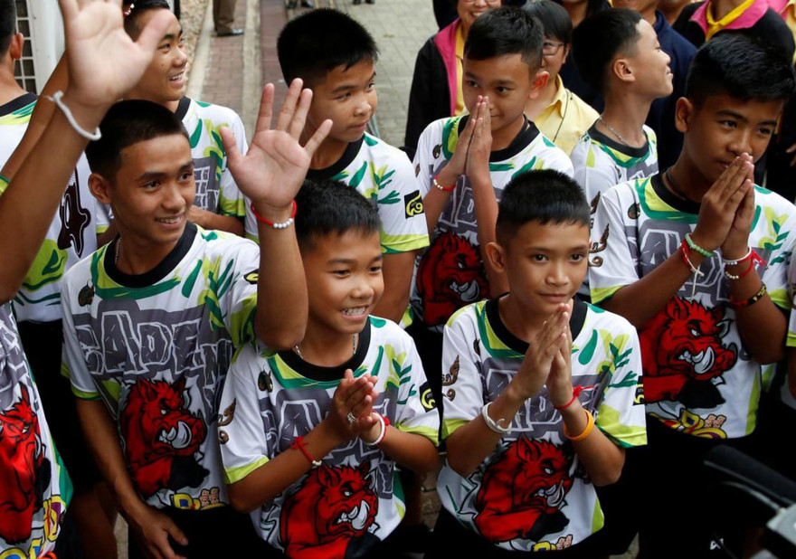 Các cầu thủ nhí xuất hiện trong buổi họp báo tối qua, 18/7. Ảnh: Reuters