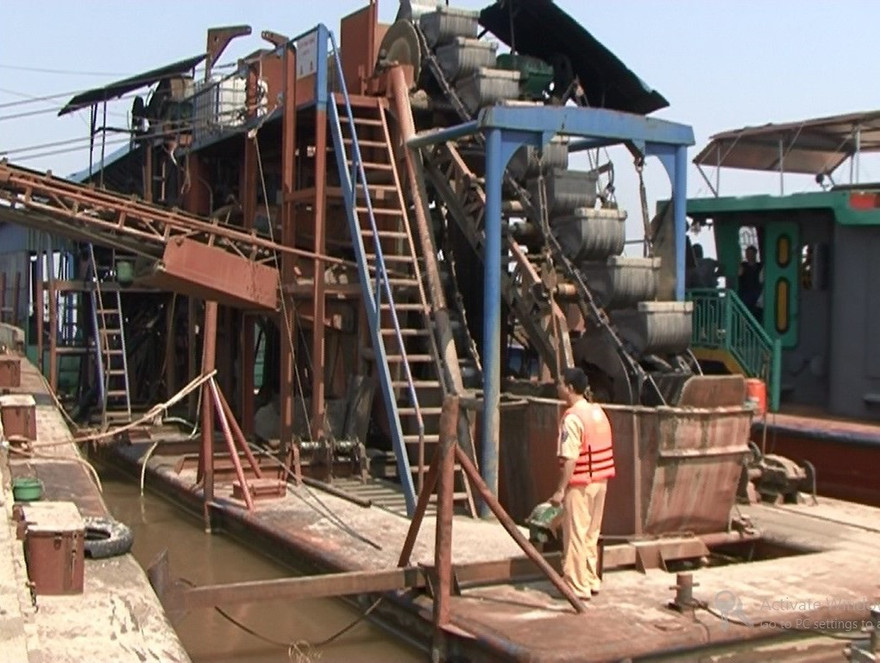 Lực lượng chức năng kiểm tra tàu cát trên sông Hồng.