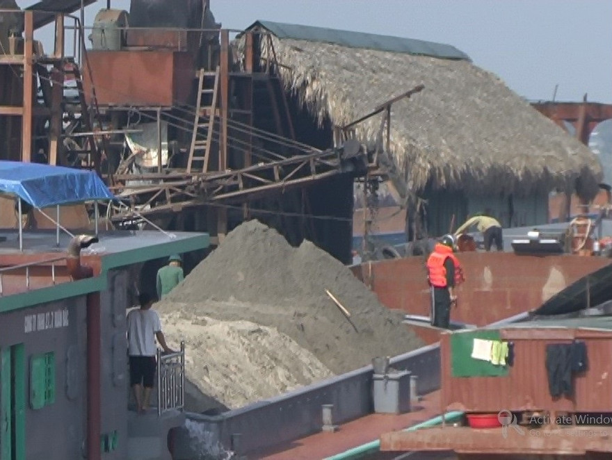 Phương tiện khai thác cát trái phép bị truy quét