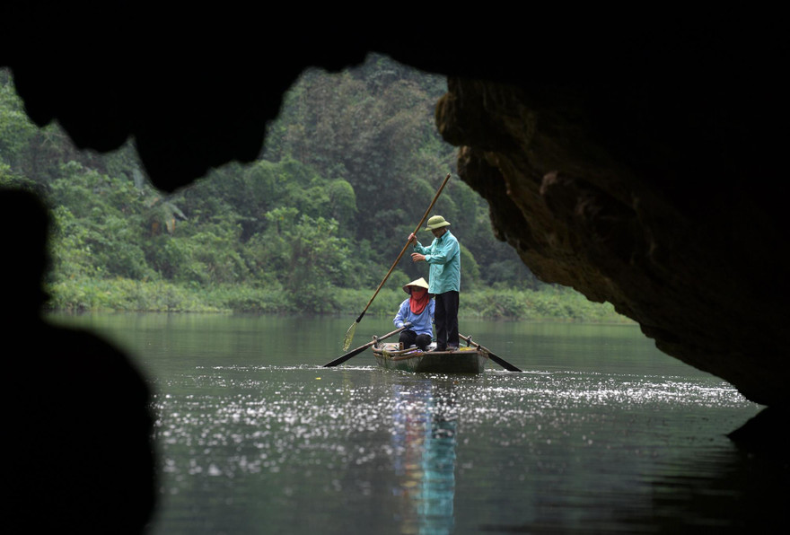 Lữ khách tại danh thắng Tràng An, Ninh Bình. Ảnh: M.Đ
