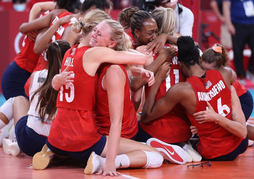 Các tuyển thủ bóng chuyền Mỹ vỡ òa sau khi giành HCV.