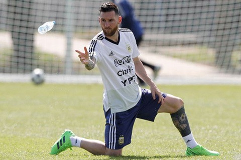 Tin nhanh World Cup: HLV Argentina phủ nhận bị Messi chỉ đạo